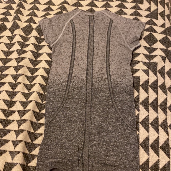 Lululemon swiftly running top size 2 - Picture 3 of 3